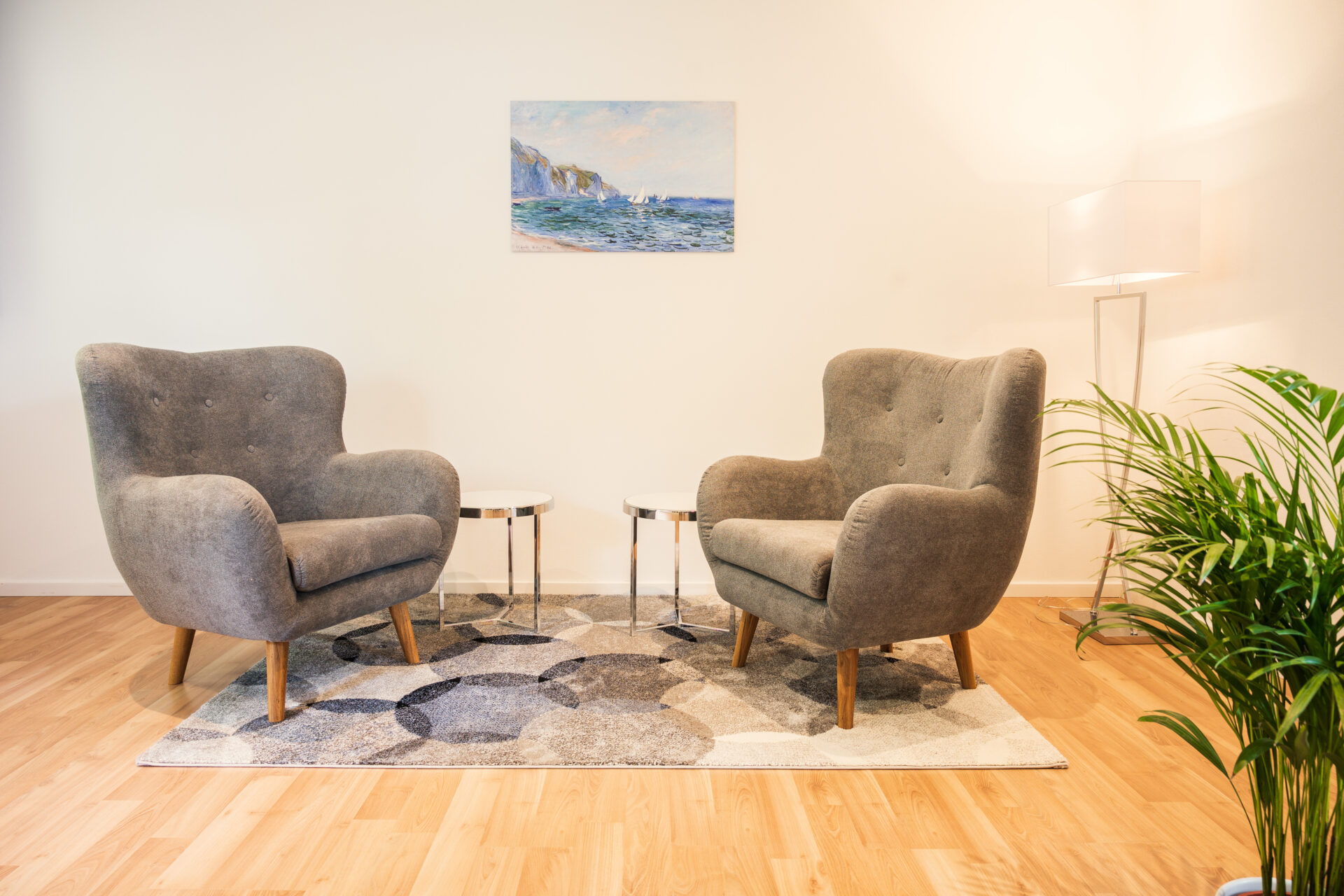 Nora Nebel Behandlungszimmer der Privatpraxis für Psychotherapie mit zwei gemütlichen Sesseln