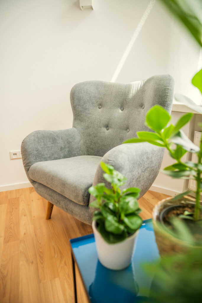Praxis Nora Nebel Sitzecke mit Sessel und Pflanzen